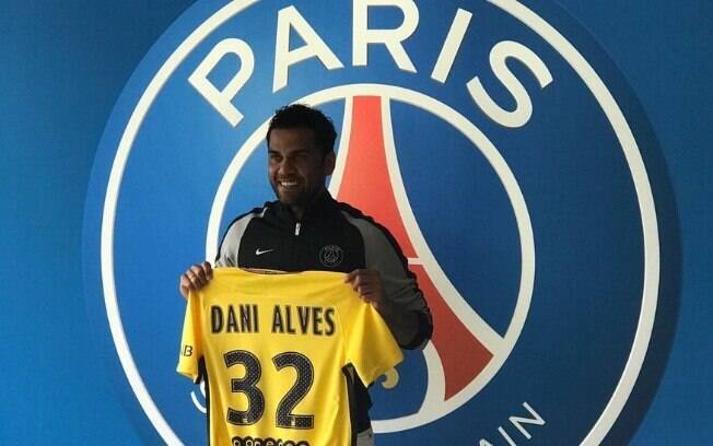 Daniel Alves assinou contrato de duas temporadas com o Paris Saint-Germain