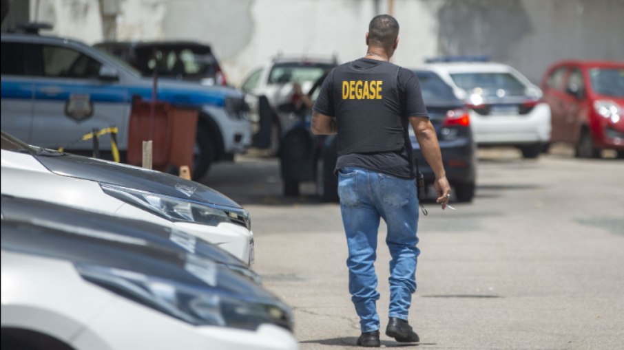 Agente do Degase acompanhou a família de Alexandre de Araújo Carvalho até o IML
