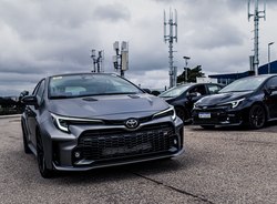 Como é acelerar um Toyota GR Corolla sem dó em Interlagos?