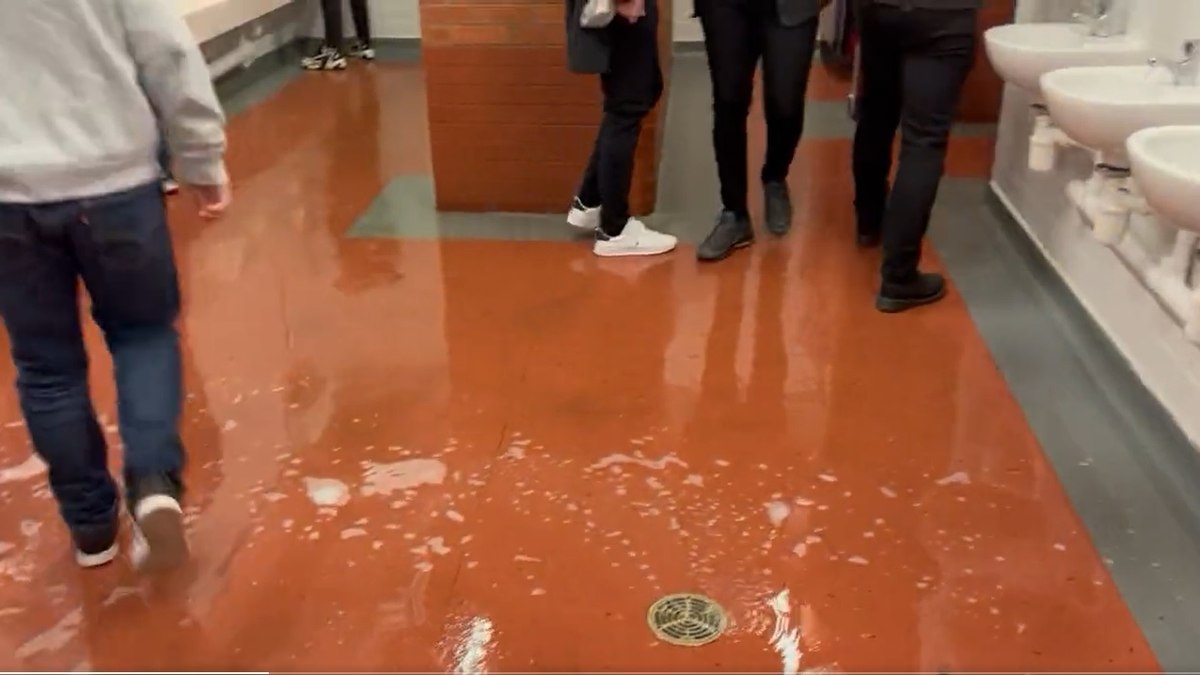 Estádio do United, Old Trafford tem banheiros em péssima condição de uso