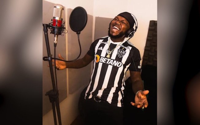 Rapper Djonga canta usando a nova camisa do Atlético 