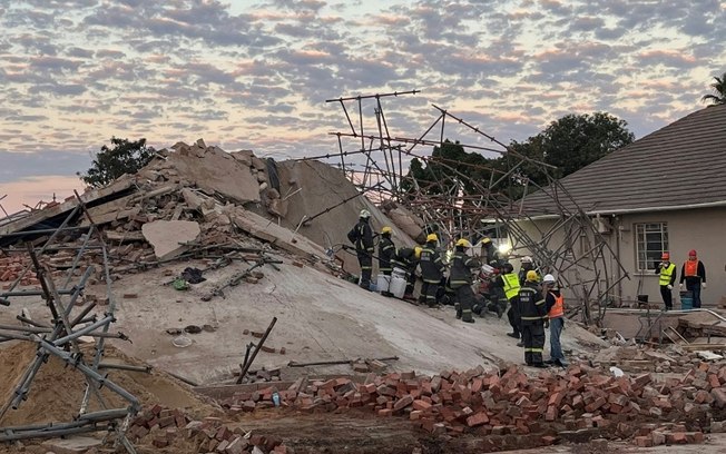 Equipes de resgate trabalhan nos escombros do prédio em construção que desabou, deixando dezenas de mortos e desaparecidos, em 7 de maio de 2024 em George, sul da África do Sul