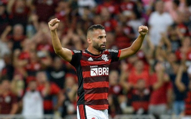 Thiago Maia solta fogos e pula na piscina após classificação do Flamengo Thiago Maia solta fogos e pula na piscina após classificação do Flamengo