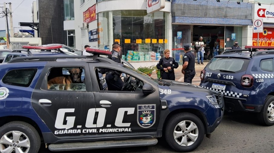Suspeita apresentava sinais de descontrole emocional e gritava em via pública