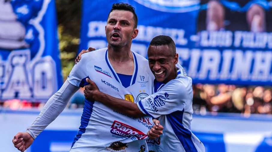 Jorge Mauá celebra gol marcado na várzea