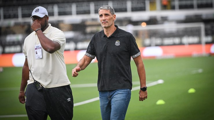 Após Crespo e Filipe Luís, Vojvoda entra na mira do "paredão"