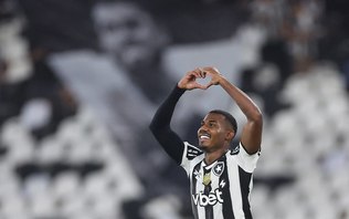 Botafogo goleia o Internacional por 4 a 0 e sobe na tabela