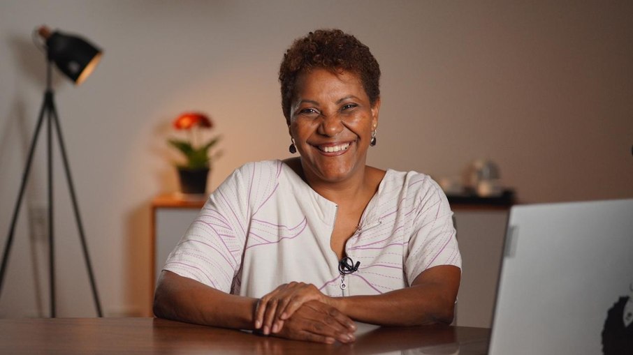 Vera Araújo faz mentorias gratuitas destinadas a mulheres negras que empreendem 