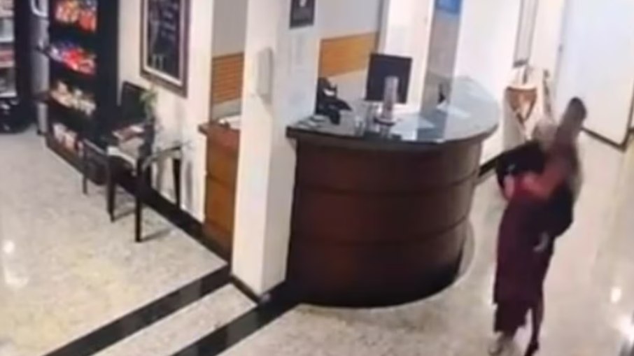 A vítima recebeu soco, foi enforcada e agredida com uma saboneteira de porcelana na cabeça