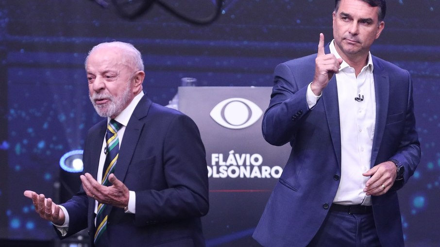Candidato a Presidência da República, Flávio Bolsonaro (PL) e o Presidente e candidato a reeleição, Luiz Inácio Lula da Silva (PT) durante debate presidencial promovido pela TV Bandeirantes, na sede da emissora, região sul de São Paulo, neste domingo (18) Candidato a Presidência da República, Flávio Bolsonaro (PL) e o Presidente e candidato a reeleição, Luiz Inácio Lula da Silva (PT) durante debate presidencial promovido pela TV Bandeirantes, na sede da emissora, região sul de São Paulo, neste domingo (18)