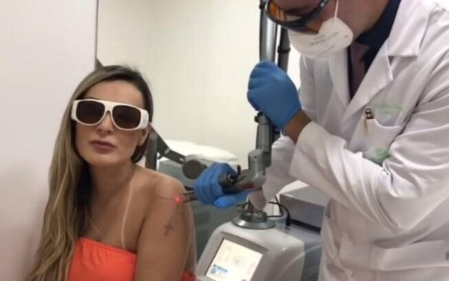 Andressa Urach posta vídeo removendo tatuagens