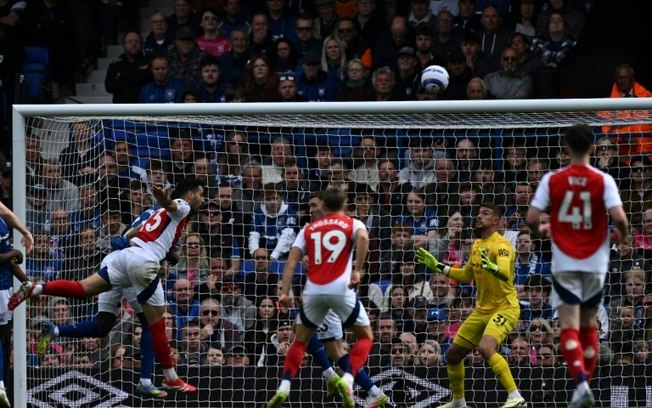 O meio-campista espanhol do Arsenal Mikel Merino (à esquerda) cabeceia durante a 33ª rodada da Premier League contra o Ipswich Town em Portman Road, em Ipswich, leste da Inglaterra, no dia 20 de abril de 2025. O meio-campista espanhol do Arsenal Mikel Merino (à esquerda) cabeceia durante a 33ª rodada da Premier League contra o Ipswich Town em Portman Road, em Ipswich, leste da Inglaterra, no dia 20 de abril de 2025.
