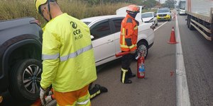 Engavetamento com três veículos causa lentidão na Via Dutra