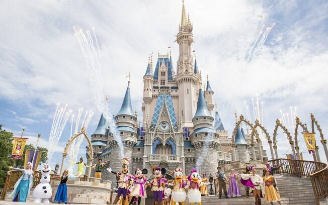 Castelo da Cinderela é uma das atrações da Disney que encanta por sua beleza 