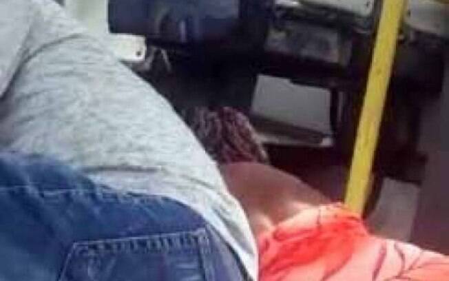 Passageiros se jogaram no chão do ônibus para se proteger do tiroteio. 