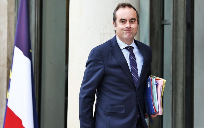 Nomeado em 9 de setembro, Lecornu foi criticado pela oposição e até por aliados após anunciar seu gabinete Nomeado em 9 de setembro, Lecornu foi criticado pela oposição e até por aliados após anunciar seu gabinete