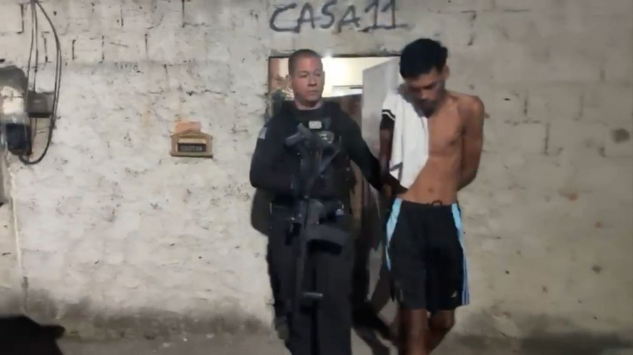Um dos suspeitos levados pela Polícia
