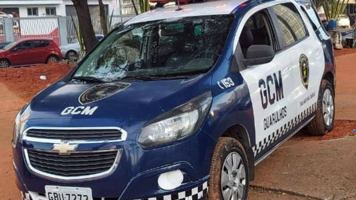 O celular foi devolvido às vítimas e os acusados foram encaminhados ao 1º DP. O celular foi devolvido às vítimas e os acusados foram encaminhados ao 1º DP.