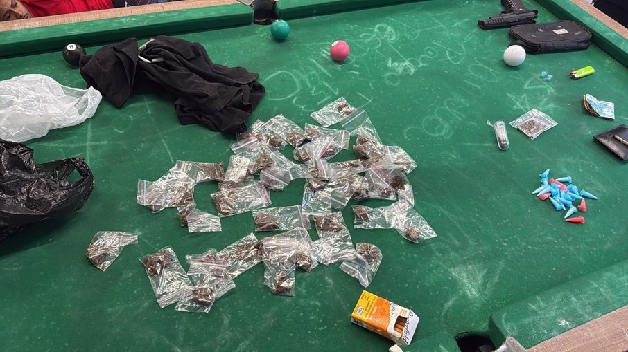 Setor de Investigações Gerais apreende drogas, arma e dinheiro durante operação no bairro da Capela Setor de Investigações Gerais apreende drogas, arma e dinheiro durante operação no bairro da Capela