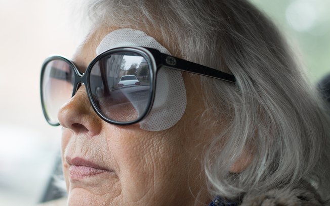 Pós-cirurgia ocular: médico descreve sinais esperados