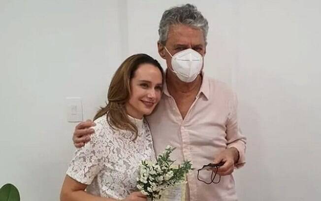 Chico Buarque se casa com Carol Proner no Rio de Janeiro