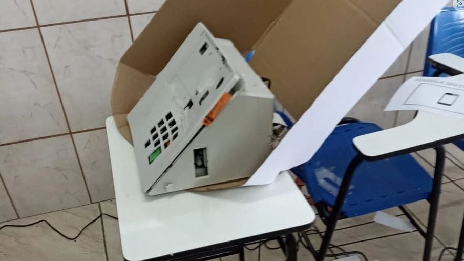 Vídeo: Homem quebra urna eletrônica em Goiânia