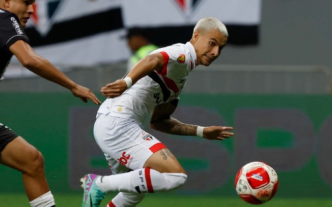 São Paulo redescobre jogadores, mas perde Calleri para o clássico