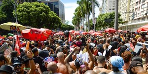 Campanha "Se liga ou eu ligo 180" orienta mulheres na folia