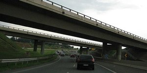 Pai é preso por abandonar filhos no acostamento de rodovia
