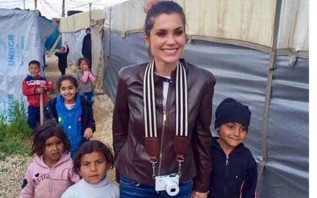 Flávia Alessandra posa com crianças refugiadas