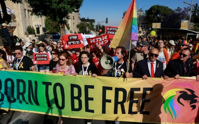 Marcha do Orgulho reúne milhares de pessoas em Jerusalém