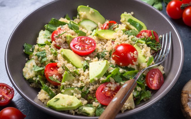 3 receitas deliciosas de saladas de quinoa