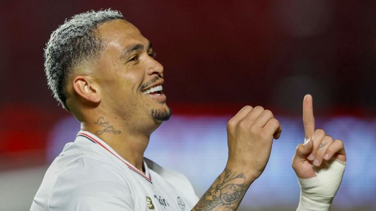 Luciano vai de goleador a garçom em noite especial pelo São Paulo