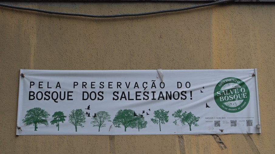 Faixa colocada por moradores