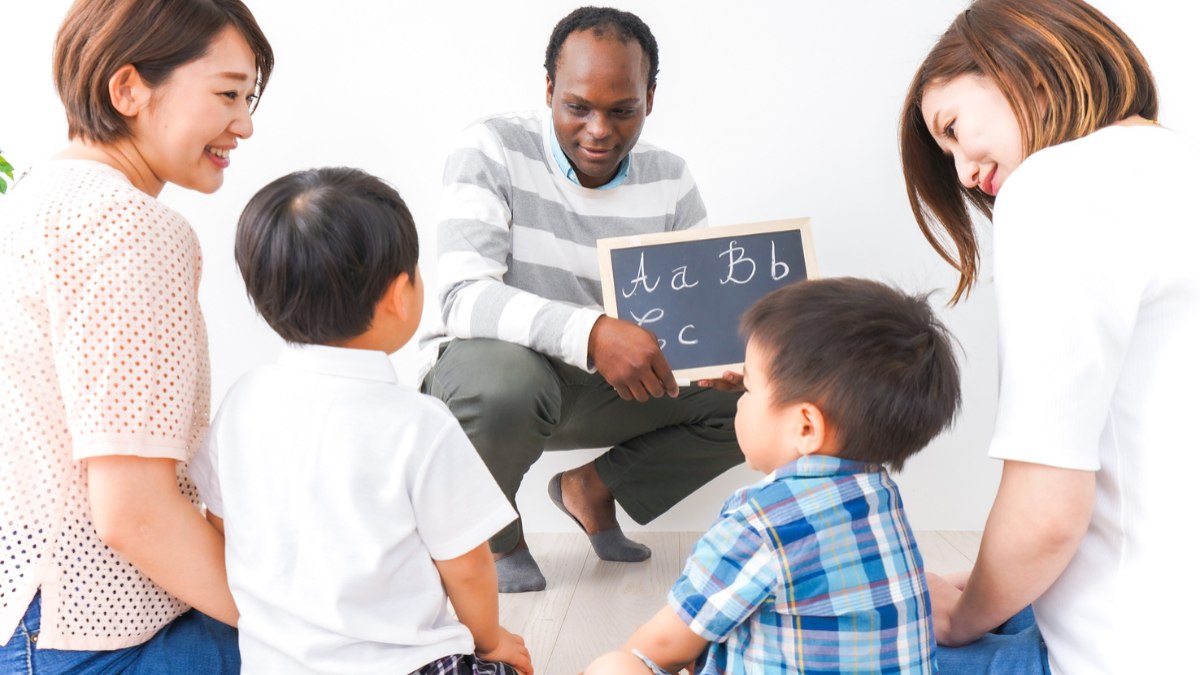 Aprender dois idiomas na infância pode ir além da fluência Aprender dois idiomas na infância pode ir além da fluência