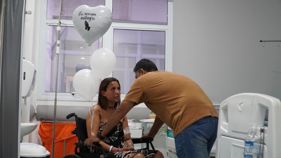 Jovem que ficou à deriva no mar recebe alta do hospital