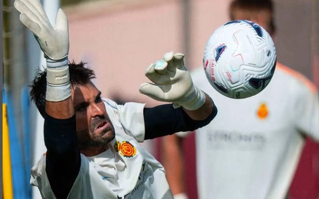 Goleiro Ivan Cuellar, do Mallorca, foi internado após parte do teto do refeitório desabar em sua cabeça Goleiro Ivan Cuellar, do Mallorca, foi internado após parte do teto do refeitório desabar em sua cabeça