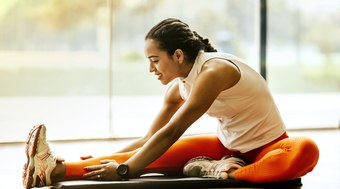 Alongar ou aquecer? O que fazer antes do treino de musculação