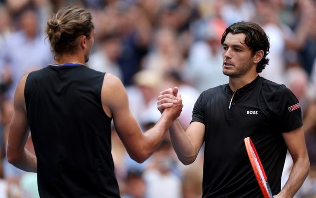 Taylor Fritz (D) cumprimenta Alexander Zverev depois de vencê-lo nas quartas de final do Aberto dos Estados Unidos