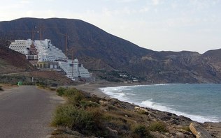 Hotel construído há duas décadas em praia nunca foi utilizado