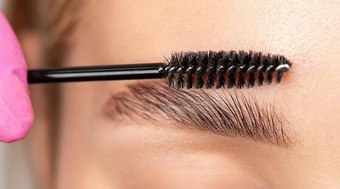 Veja como descolorir as sobrancelhas em casa