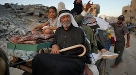Palestinos fogem de Gaza após bombardeios israelenses