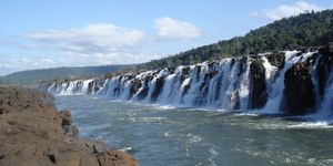 Com 1800 metros de extensão, Salto Yucumã impressiona visitantes