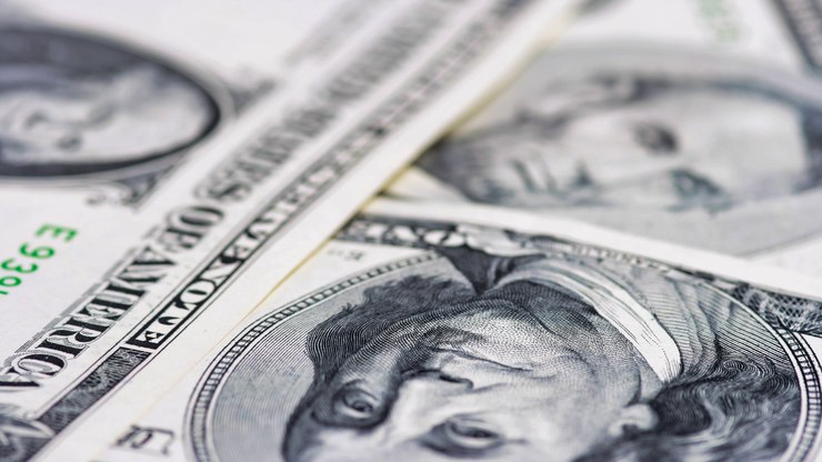 Dólar fica abaixo de R$ 5; veja cotação desta quinta (16)