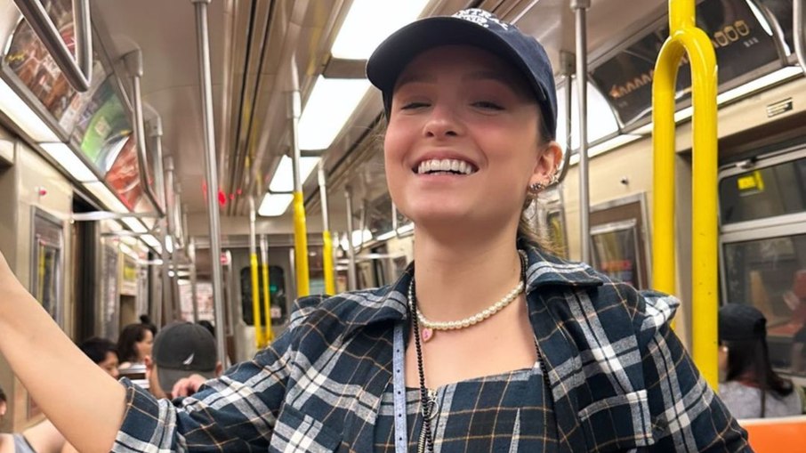 Larissa Manoela surge com bolsa de R$13 mil em passeio de metrô em Nova York