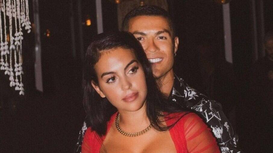 Cristiano Ronaldo ao lado da namorada