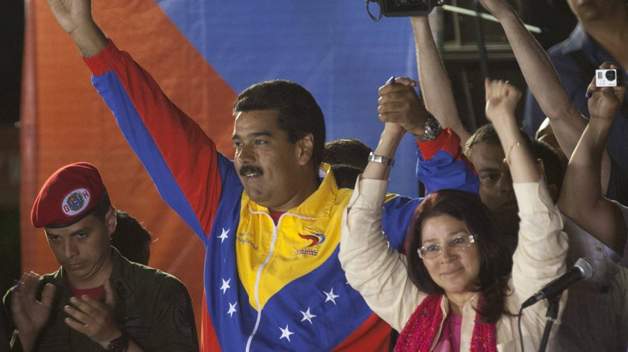 Nicolás Maduro e sua mulher Cilia Flores comemoram a vitória nas urnas