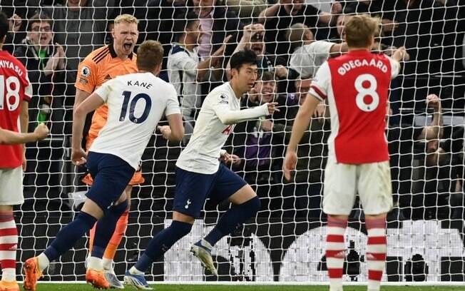 Com gols de Kane e Son, Tottenham bate o Arsenal em clássico e acirra a disputa por vaga na Champions