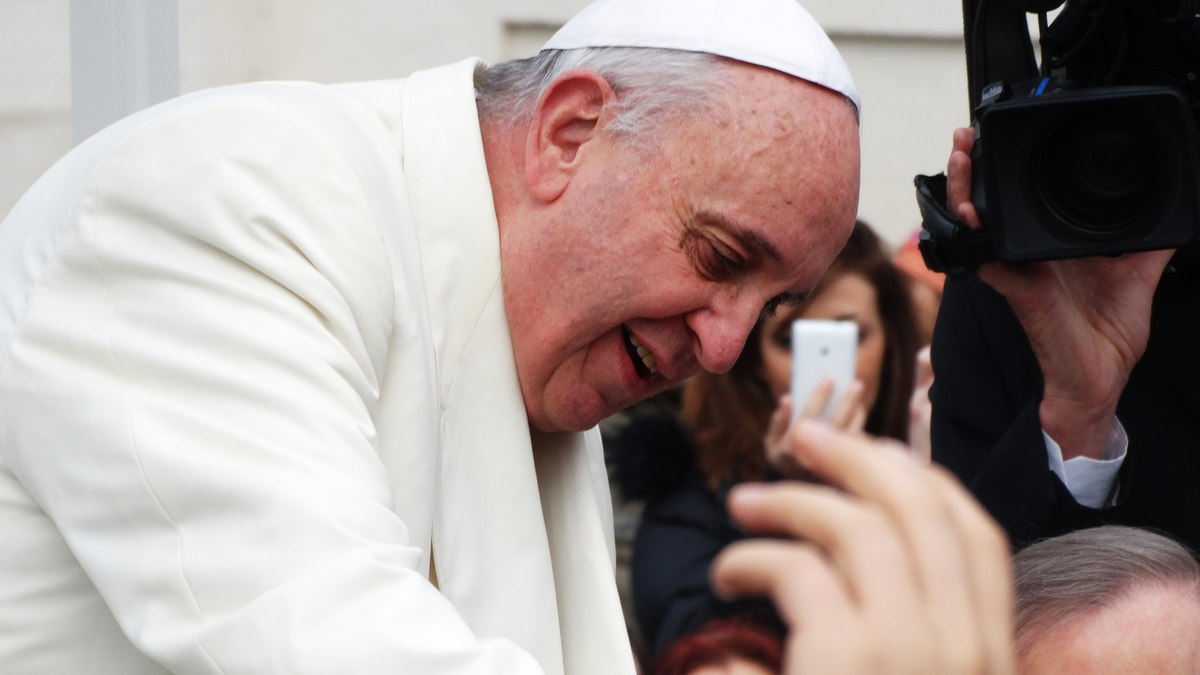 Papa Francisco teve alta hospitalar nesta sexta-feira (16)