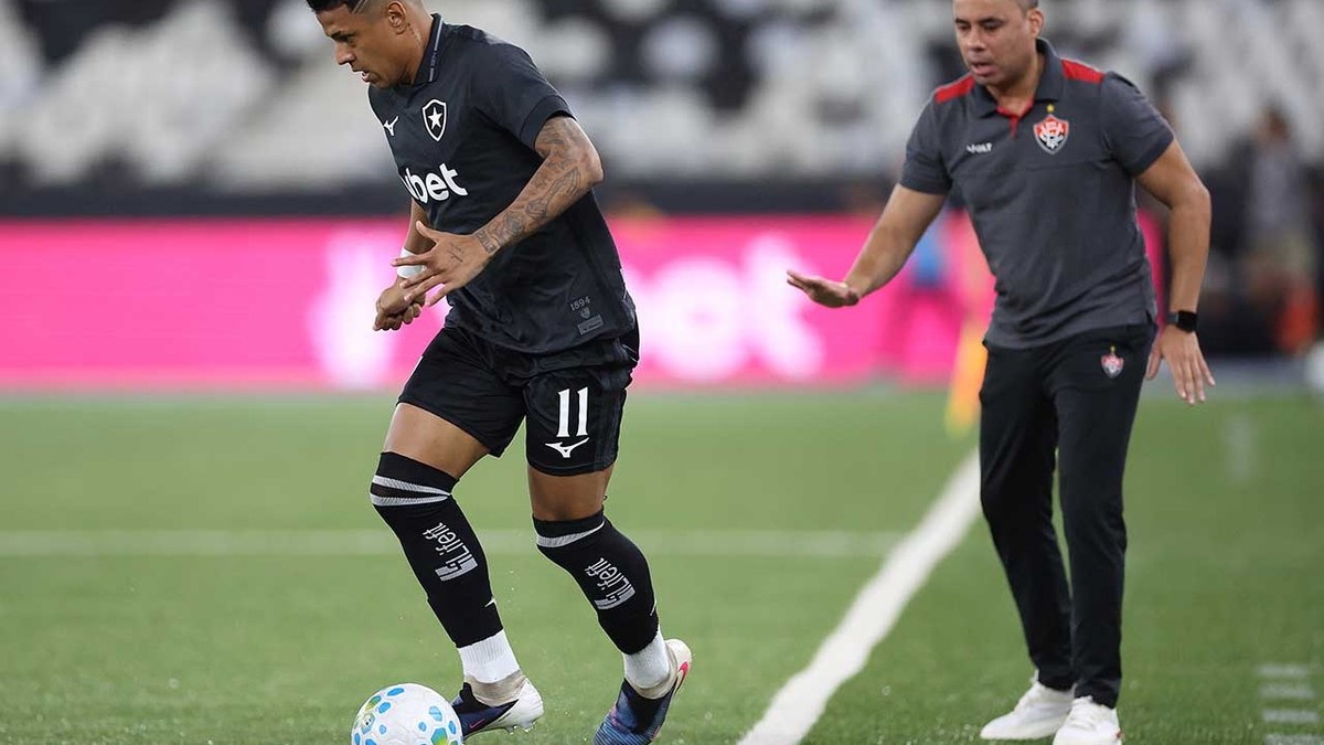 Martins se recondiciona no Botafogo após reprovação em exames na Rússia